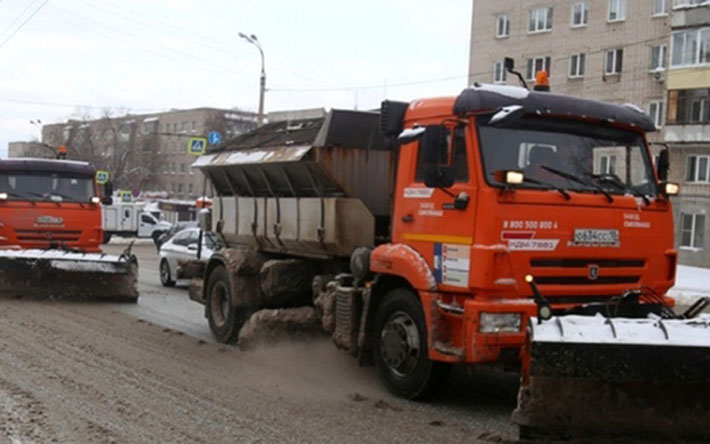 59 единиц спецтехники борются с последствиями снегопада в Ижевске