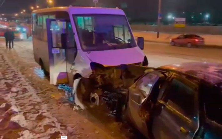 Водитель «двенашки» сбил два автомобиля и микроавтобус со встречной полосы на мосту в Ижевске