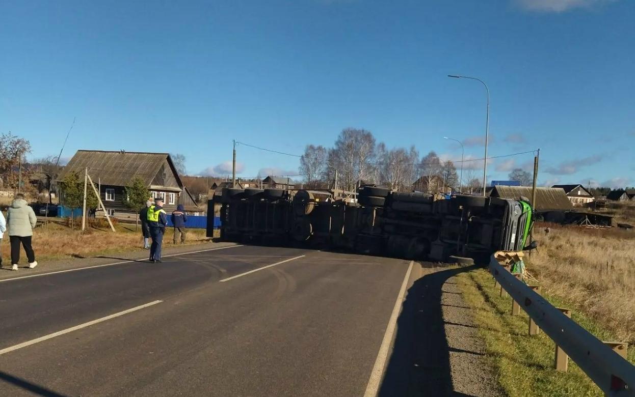 Перевернувшийся лесовоз перекрыл федеральную трассу в Удмуртии