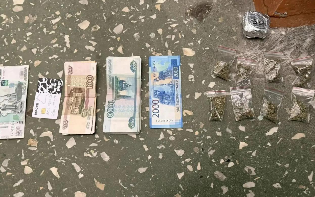 Двух ижевчан с крупной партией гашиша задержали на улице Школьной