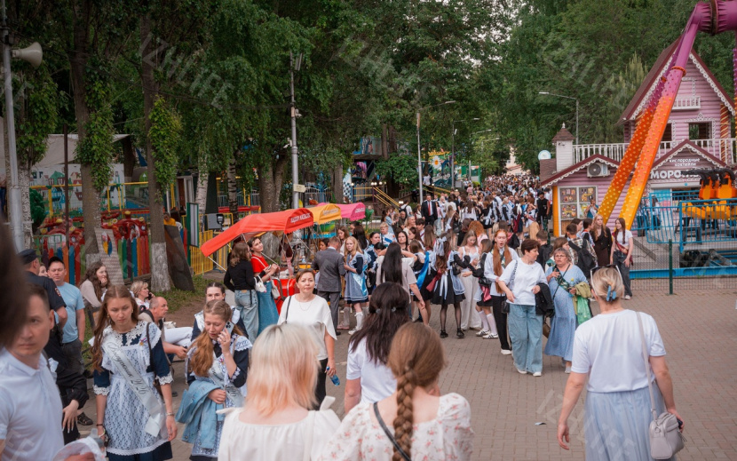 Выпускники школ Ижевска отметили «Последний звонок». Фото: Алексей Филинов