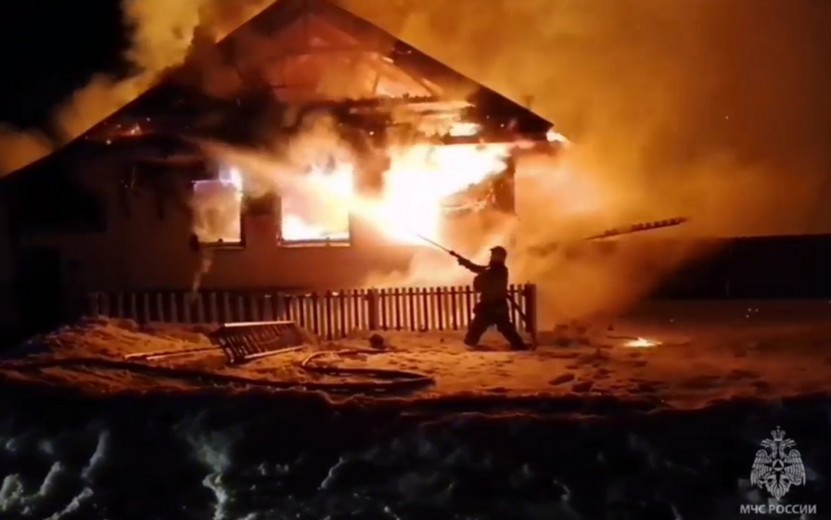 Пенсионер в Удмуртии выбрался через окно из горящего дома