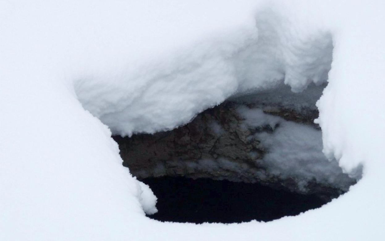 Мужчина упал в канализационный колодец в Удмуртии