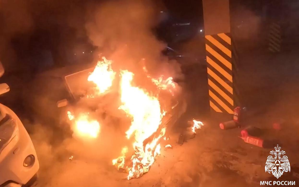 Машина загорелась на крытой парковке в Ижевске