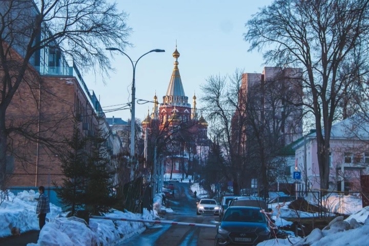 Разрушающийся дом, опасная остановка и алкоголь на детской площадке: что обсуждают ижевчане в соцсетях 6 апреля 