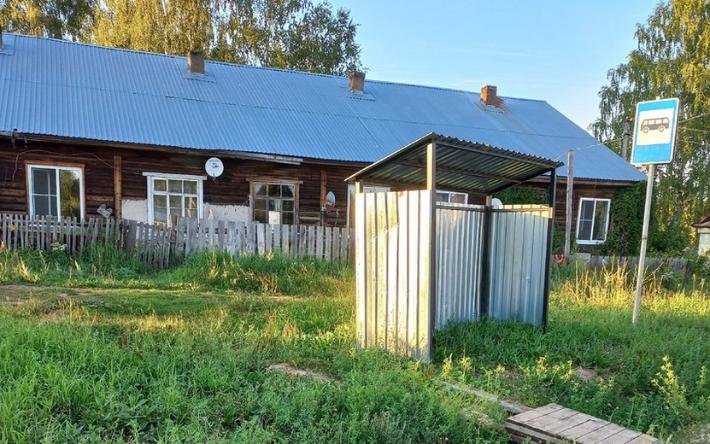 Фотофакт: жителей села под Ижевском удивил размер автобусной остановки