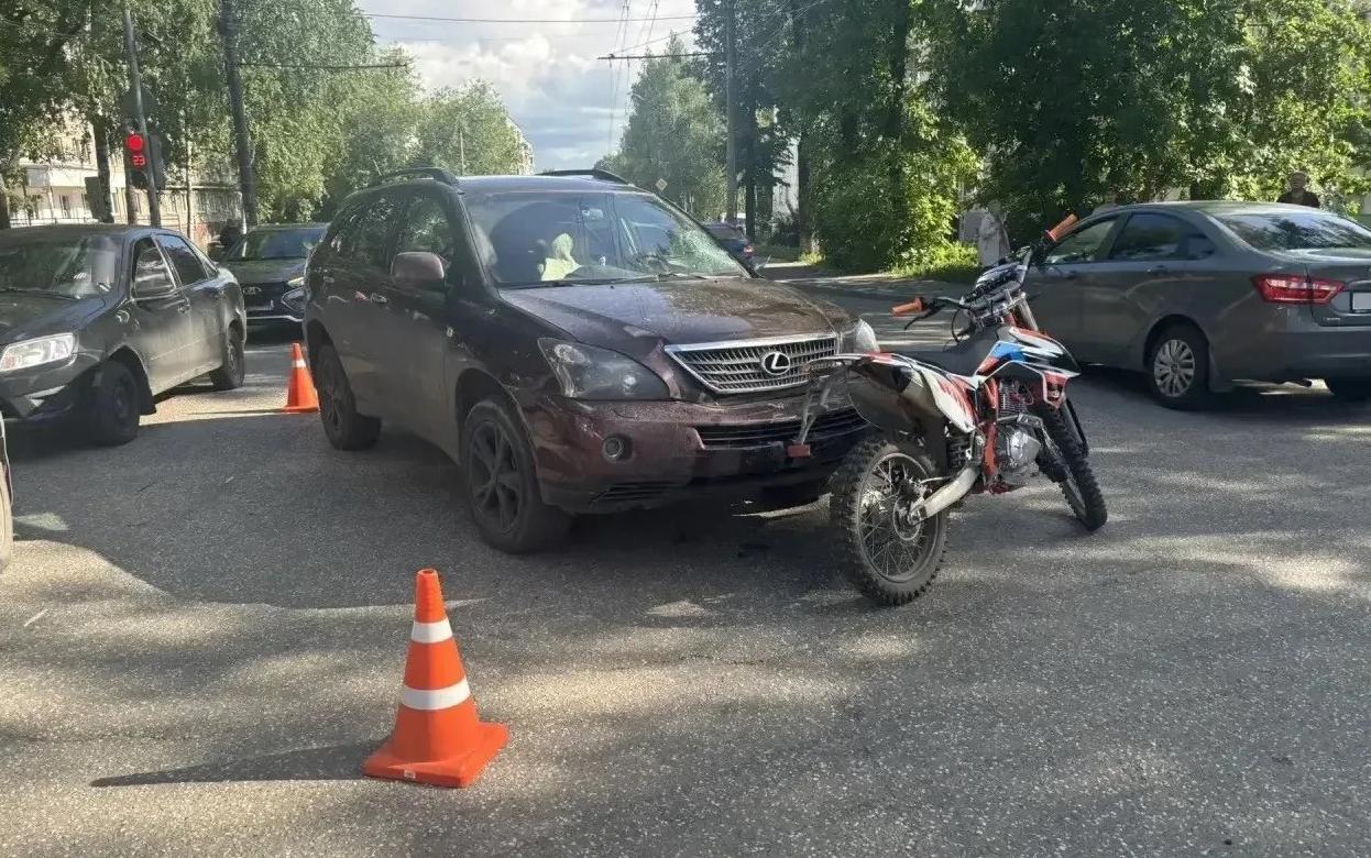 Два подростка пострадали в столкновении мотоцикла и «Лексуса» в Ижевске