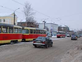 Даже трамваи - самый безопасный транспорт Ижевска - в непогоду могут сойти с рельсов