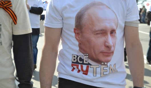 Работники «БелкамНефти» в Ижевске пришли на демонстрацию в футболках с изображением Путина