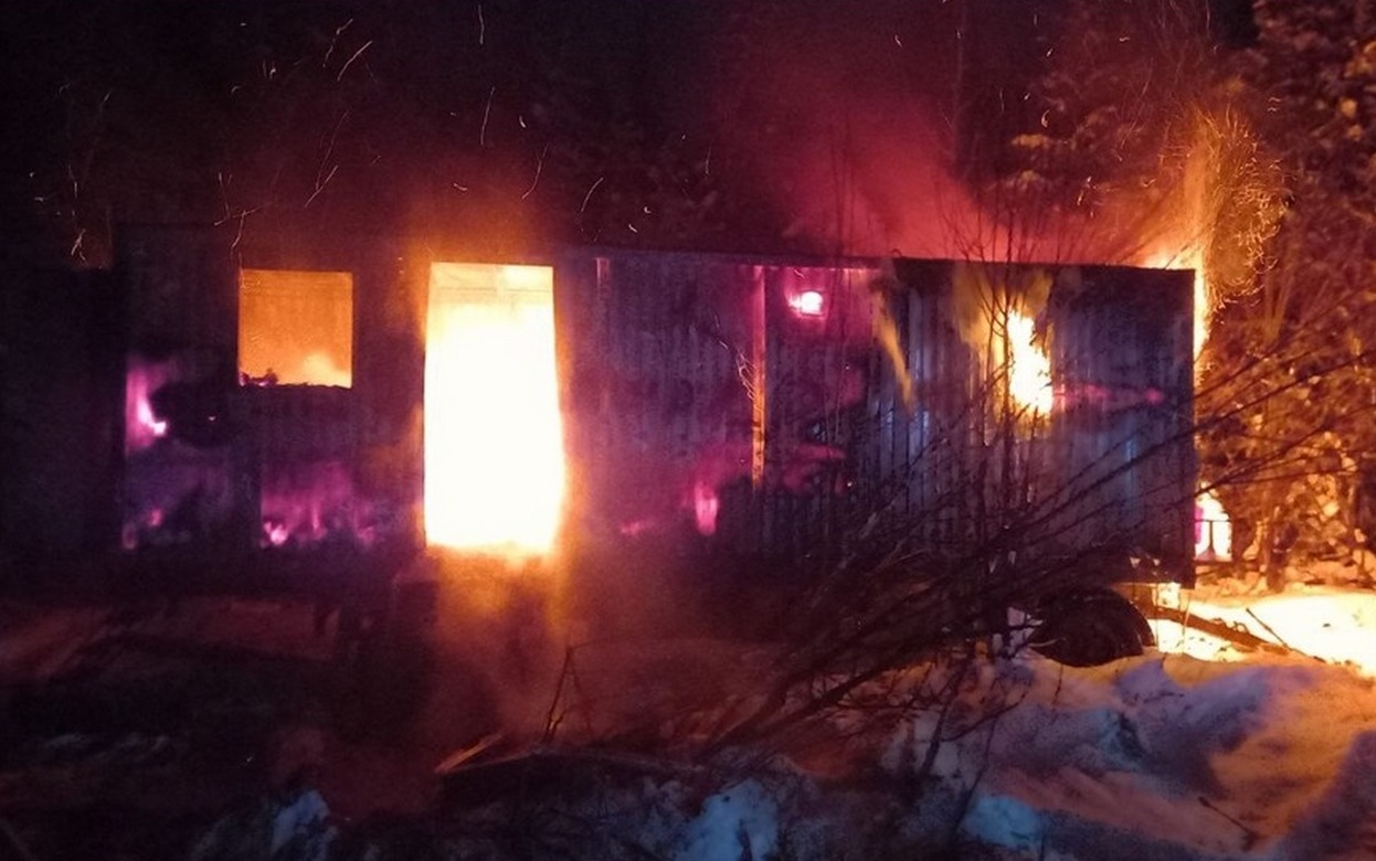Передвижная бытовка сгорела в Удмуртии