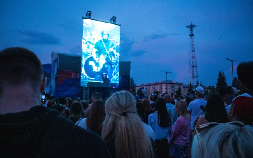 Подобраться к сцене поближе удалось лишь счастливчикам
