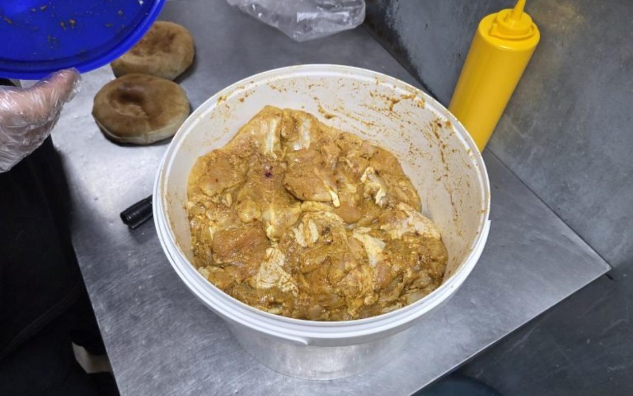 Подозрительное мясо нашли в одной из точек по продаже шаурмы в Ижевске