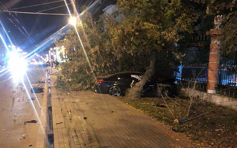 Водитель BMW сбил ограждение и дерево у Летнего сада в Ижевске