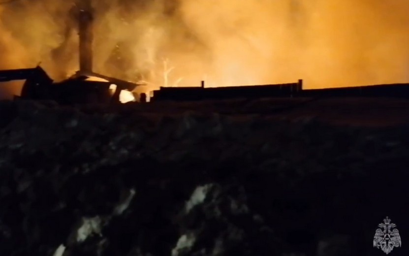 Дом, баня и машина сгорели ночью в Удмуртии