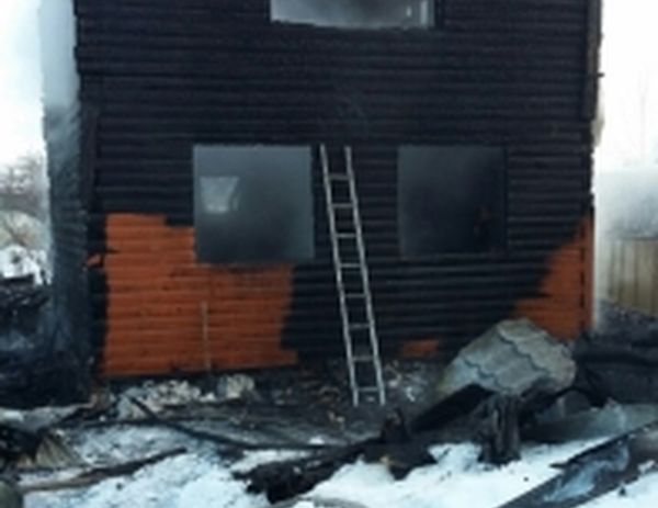 В Ижевске полностью сгорели частный дом и баня