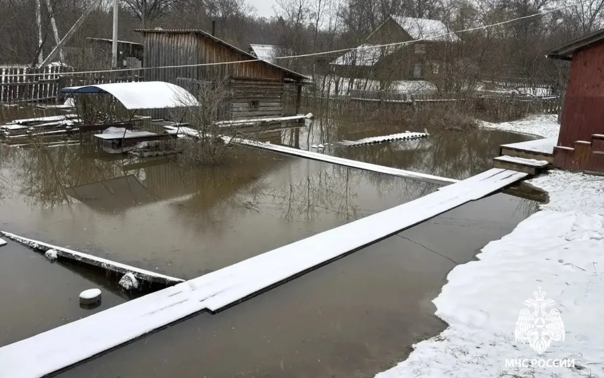 56 придомовых территорий подтопило в Удмуртии за сутки