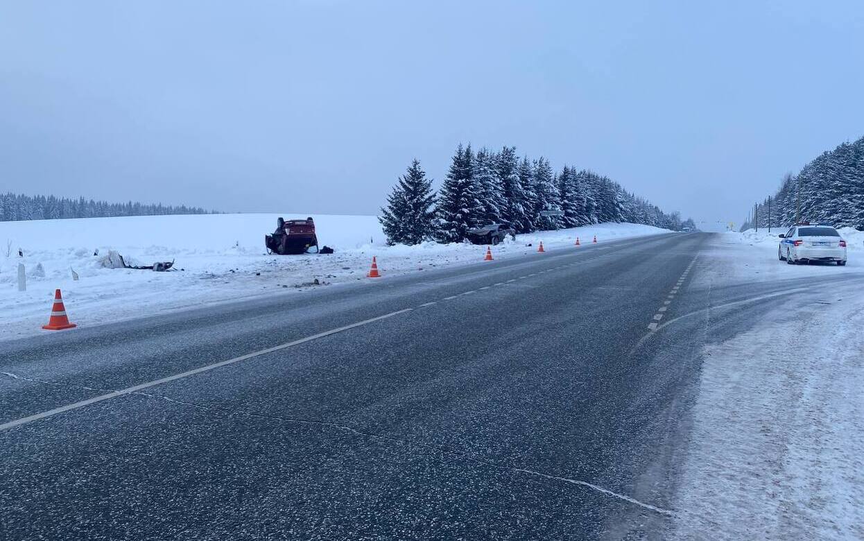 44-летний водитель попал в больницу после ДТП с двумя легковушками в Дебесском районе