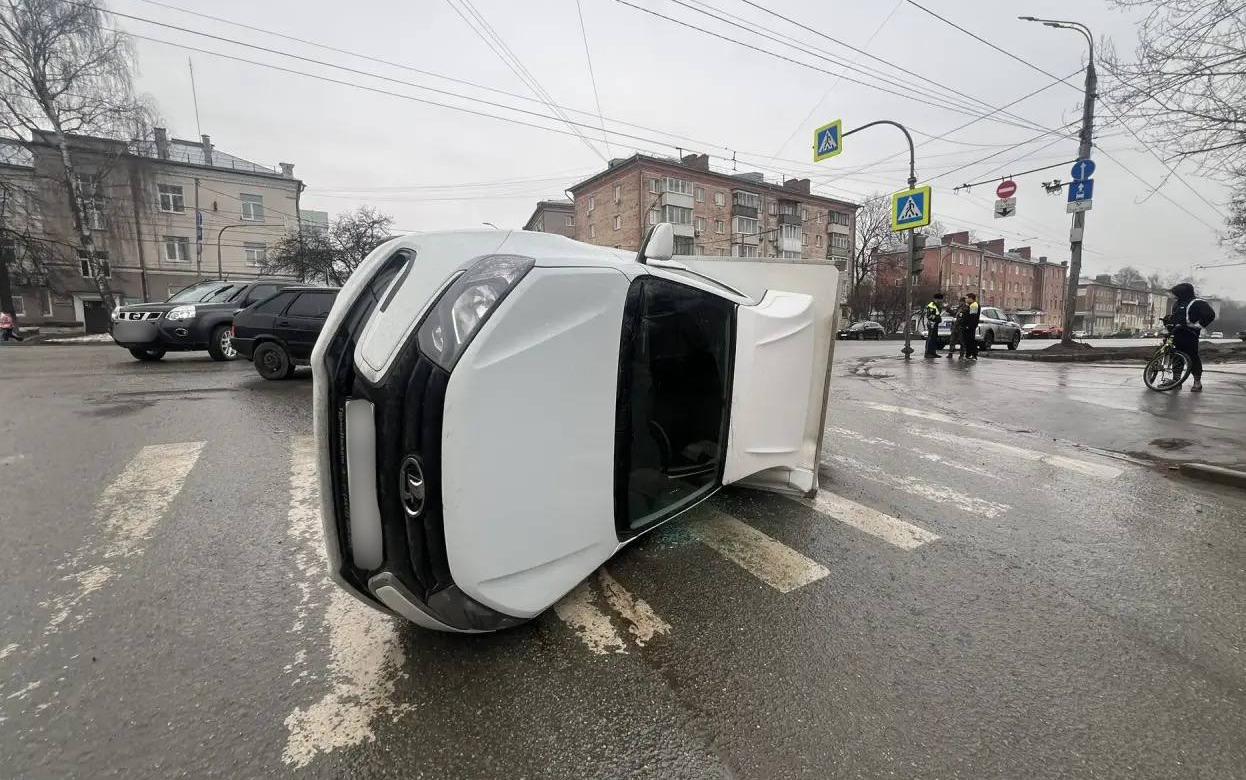 Фургон перевернулся в Ижевске после столкновения с ВАЗом