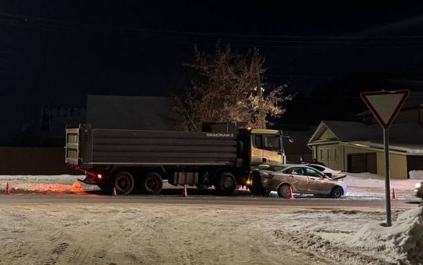 Женщина пострадала в ДТП с грузовиком в Ижевске