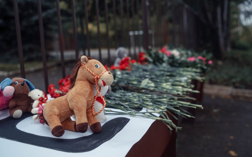 Народный мемориал появился у школы № 88 в Ижевске. Фото: Маша Бакланова