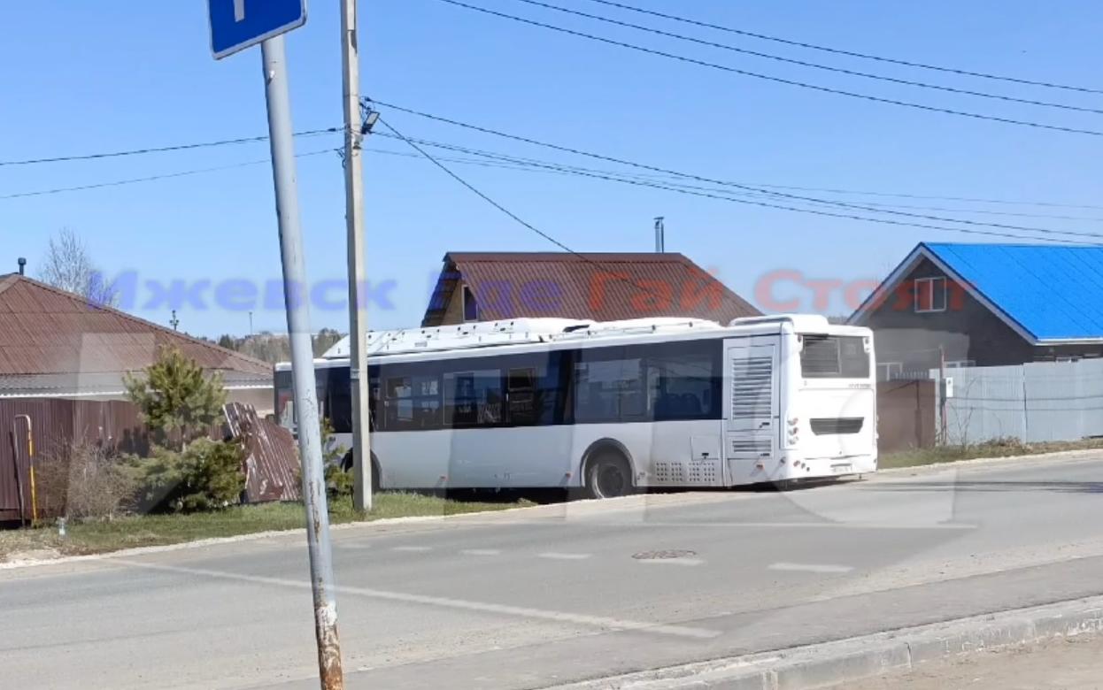Автобус врезался в забор дома под Ижевском