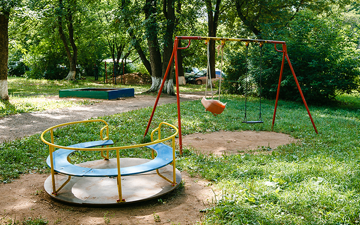 Городским властям передали бесхозную детскую площадку в Ленинском районе Ижевска