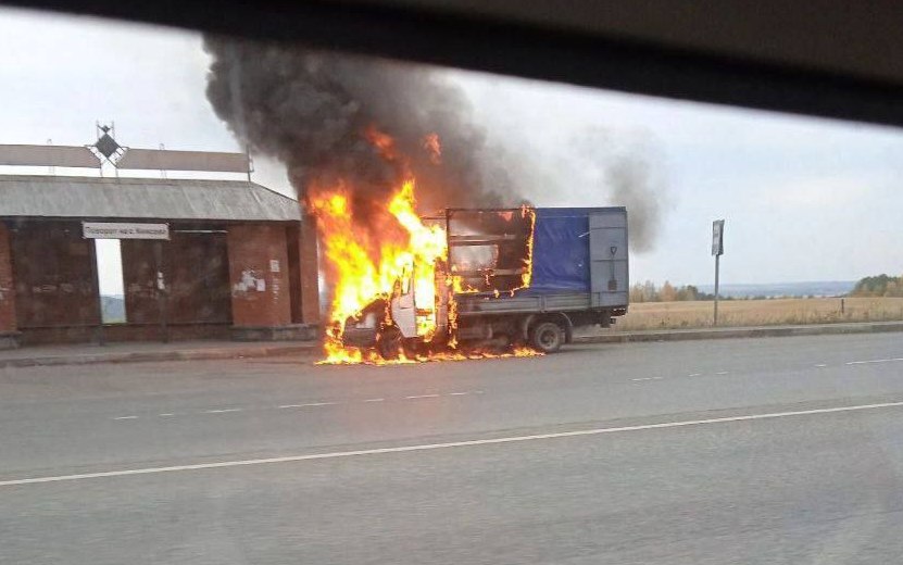 Грузовик с бытовой техникой сгорел под Ижевском