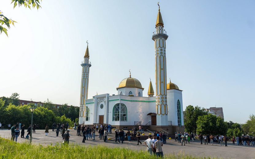 Фотофакт: мусульмане Ижевска празднуют Курбан-байрам