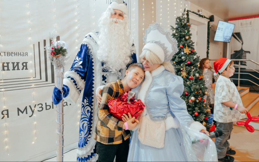 Главная цель акции – устроить детям запоминающийся новогодний утренник и, конечно, раздать подарки. фото: архив редакции.