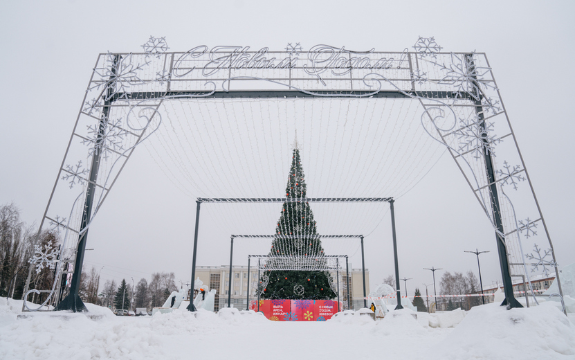 Фотофакт: как выглядит новогодний городок на Центральной площади Ижевска