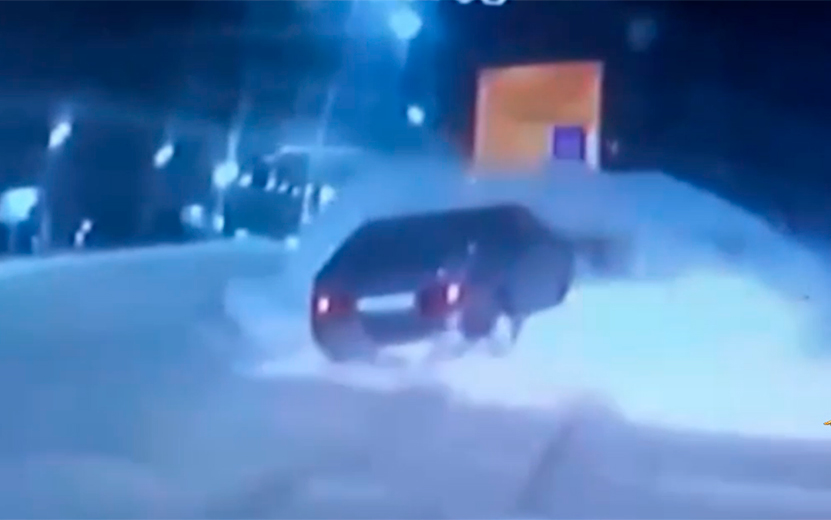 Видео: пьяный водитель устроил гонки по дорогам Ижевска и врезался в сугроб