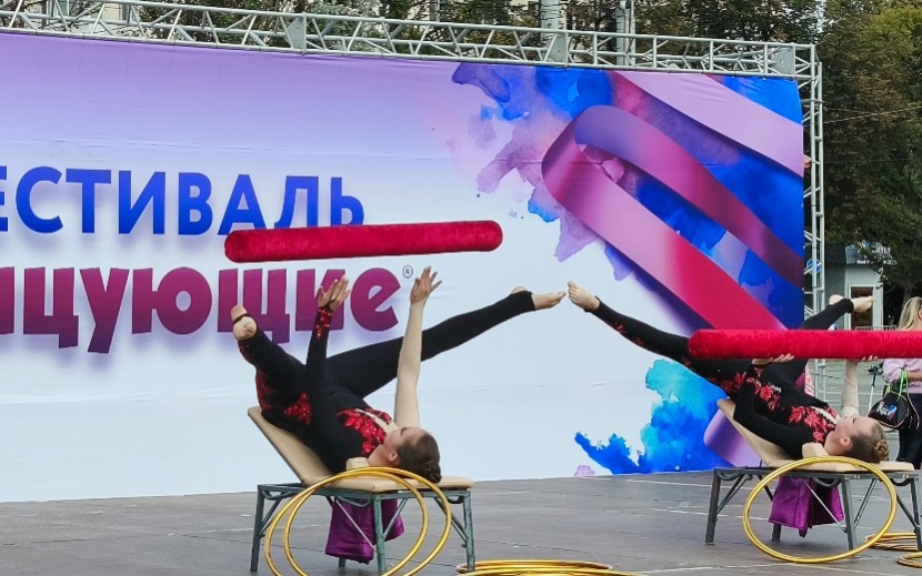 Среди номеров было как классическое жонглирование, так и акробатика