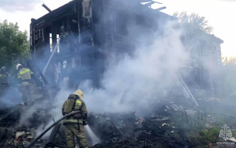Пожар вспыхнул в заброшенном доме на улице Позимь в Ижевске