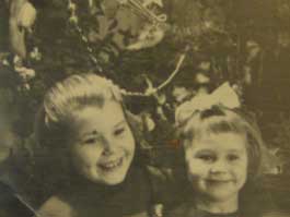 Людмила Мурашкина (слева) с сестрой Светланой очень любили украшать елку. Делали это вместе с папой, а в это время мама «колдовала» на кухне. 1958-1959 годы