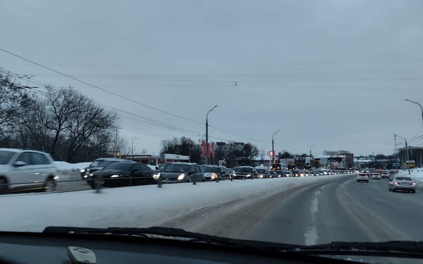 Машины стоят, трамваи не едут: 10-балльные пробки сковали Ижевск 24 января 