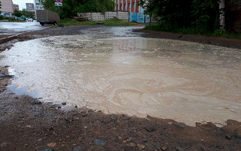 Такая лужа образовывается на Новой Восьмой после дождя. Жители утверждают, что бывает и хуже