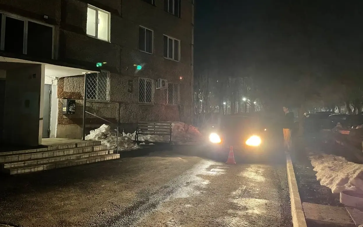 Водитель «Шкоды» сбил женщину во дворе на ул. Молодежной в Ижевске