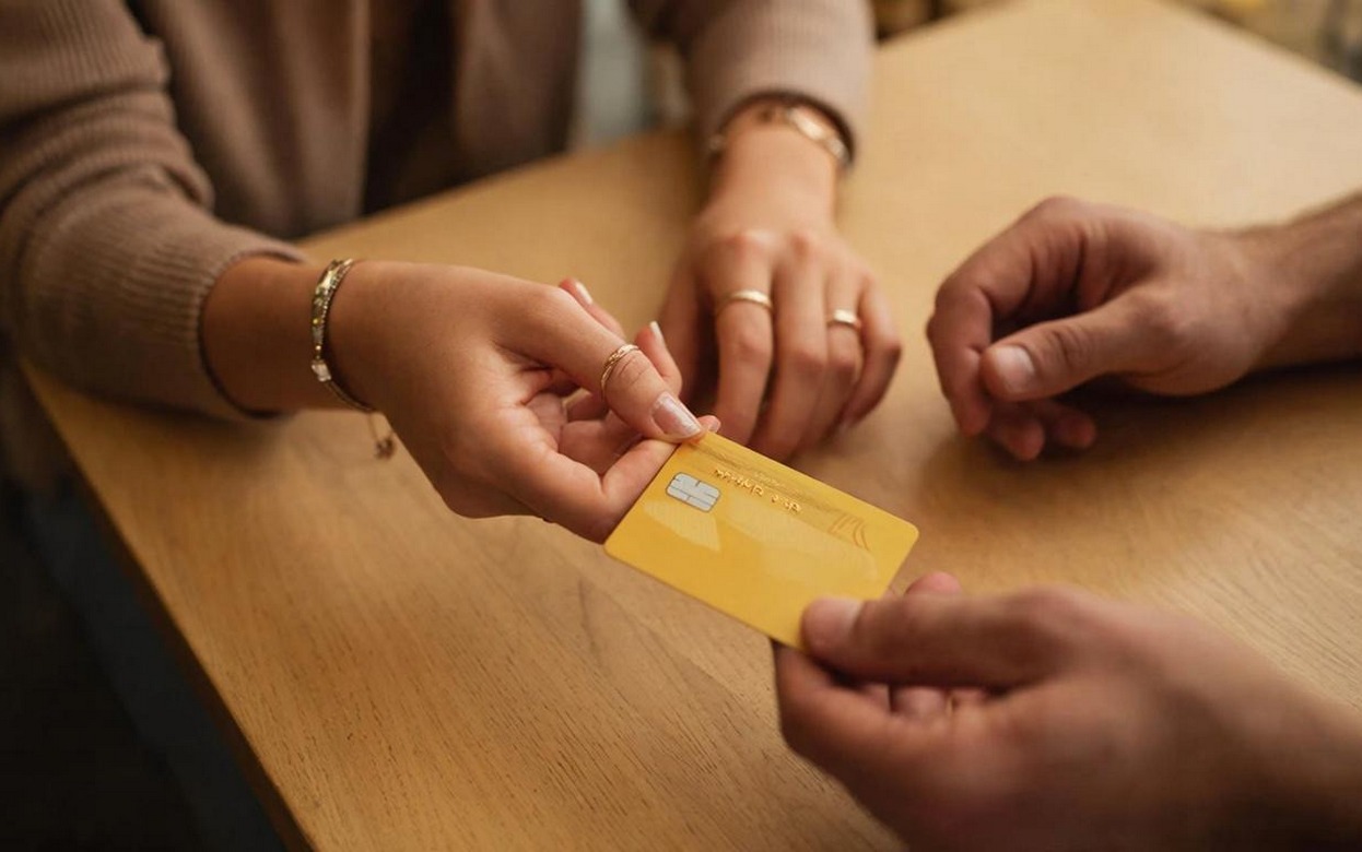 Девушку-дроппера задержали в Ижевске за передачу банковской карты