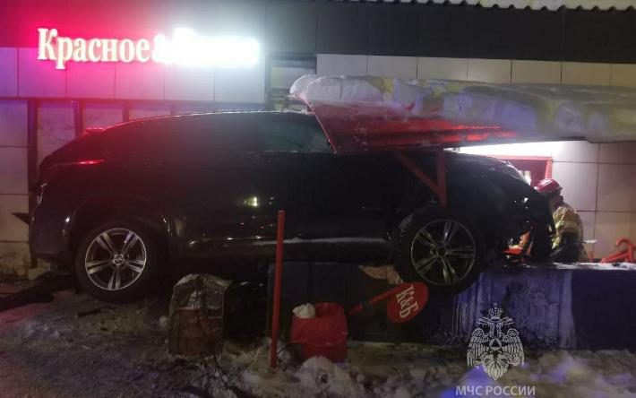 Водитель BMW в Удмуртии сбил двух пешеходов и врезался в магазин