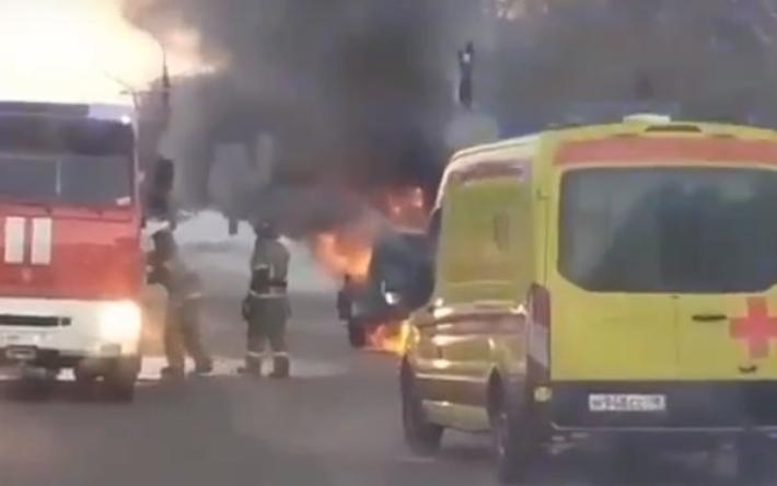 Автокран сгорел на перекрестке в Ижевске
