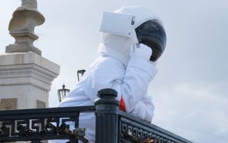 Есть вопрос: почему по Ижевску гулял космонавт?