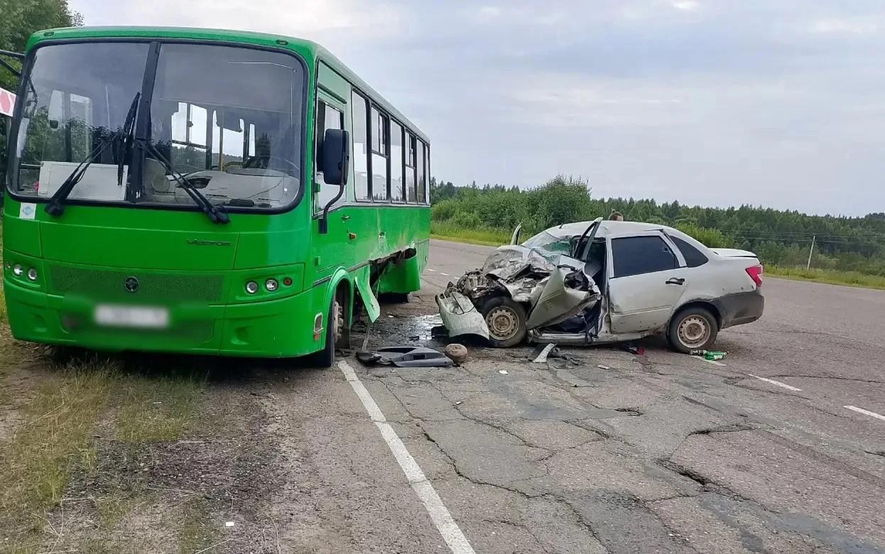 Пять человек пострадали в столкновении автобуса и легковушки в Удмуртии