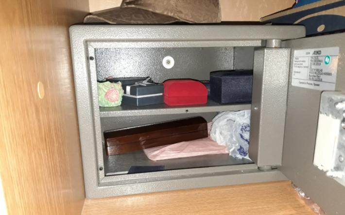 Домработница украла украшения из сейфа хозяйки в Удмуртии