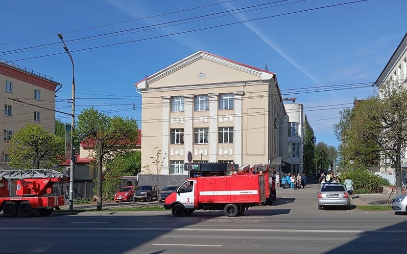 Пожарные машины прибыли к больницам на улице Пушкинской в Ижевске