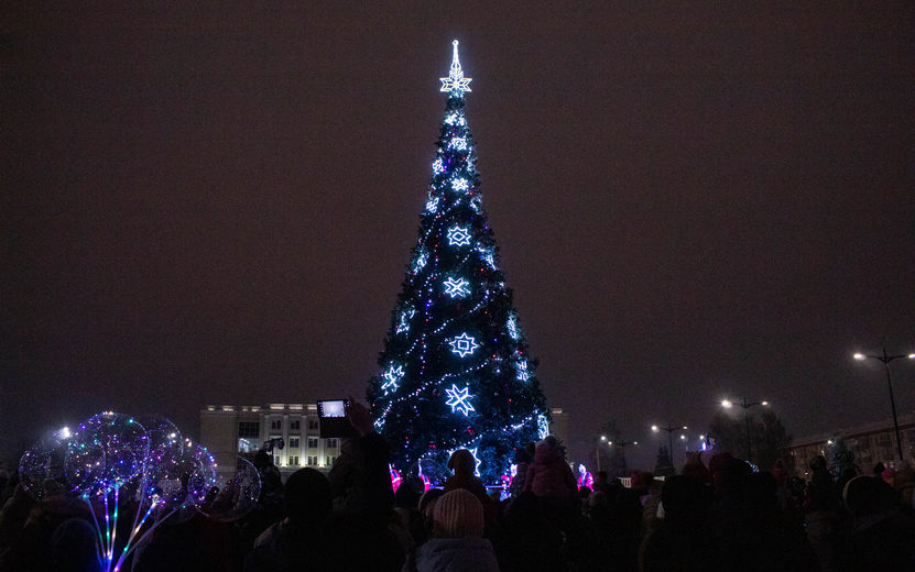 Сказочные герои спасли Новый год и открыли главную елку на Центральной площади Ижевска 