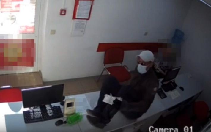 Мужчина в кепке и маске напал на офис микрозаймов в Удмуртии