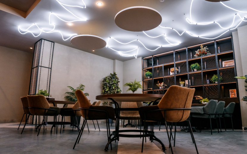 Ламповый свет, живые растения и узнаваемые символы Ижевска в ресторане «Пушка». Фото: Мария Бакланова