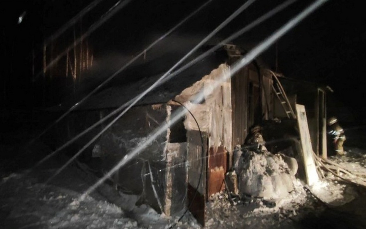 Здание на площади 250 кв. м загорелось в Удмуртии