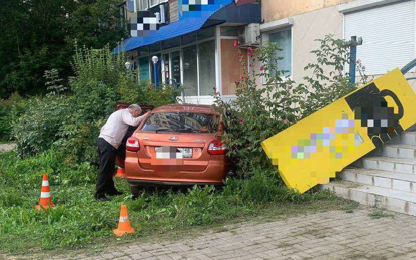 88-летний водитель «Гранты» врезался в дом на ул. Петрова в Ижевске