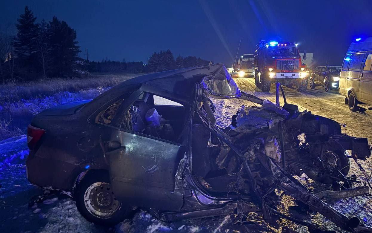 Один погиб и четверо травмированы в лобовом столкновении авто в Удмуртии